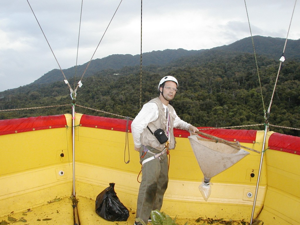 Henri-Pierre ABERLENC dans le radeau des cimes à Madagascar en baie d'Antongil - 2010 (Source : H-P ABERLENC)