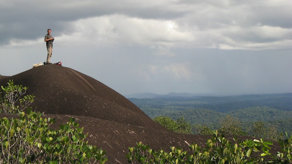 Moi au sommet de l'inselberg de la station des Nouragues en Guyane française - 2009 (Source : Benoît GILLES)