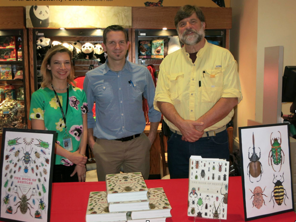 Patrice BOUCHARD lors du lancement du livre The Book of the Beetles à Washington D.C. en compagnie des co-auteurs : Lourdes CHAMARRO (à gauche) et Art EVENS (à droite) (Source : P. BOUCHARD)