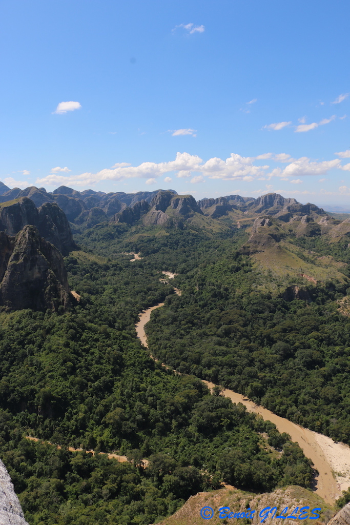 Panorama de la rivière Menapanda, du camp de base et du labyrinthe rocheux du Makay (Source : © B. GILLES)